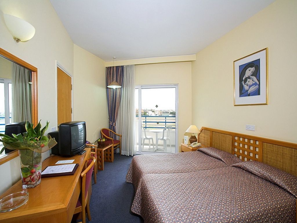 Aloe Hotel Paphos ภายนอก รูปภาพ