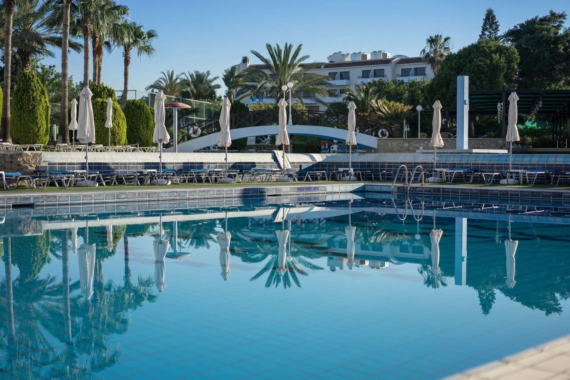 Aloe Hotel Paphos ภายนอก รูปภาพ